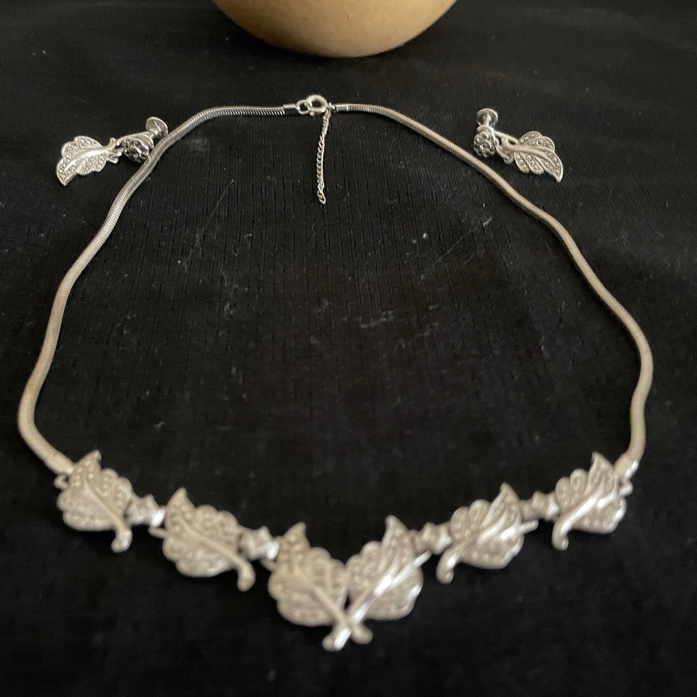 Vintage Probably Trifari Rhinestone  Floral Necklace -